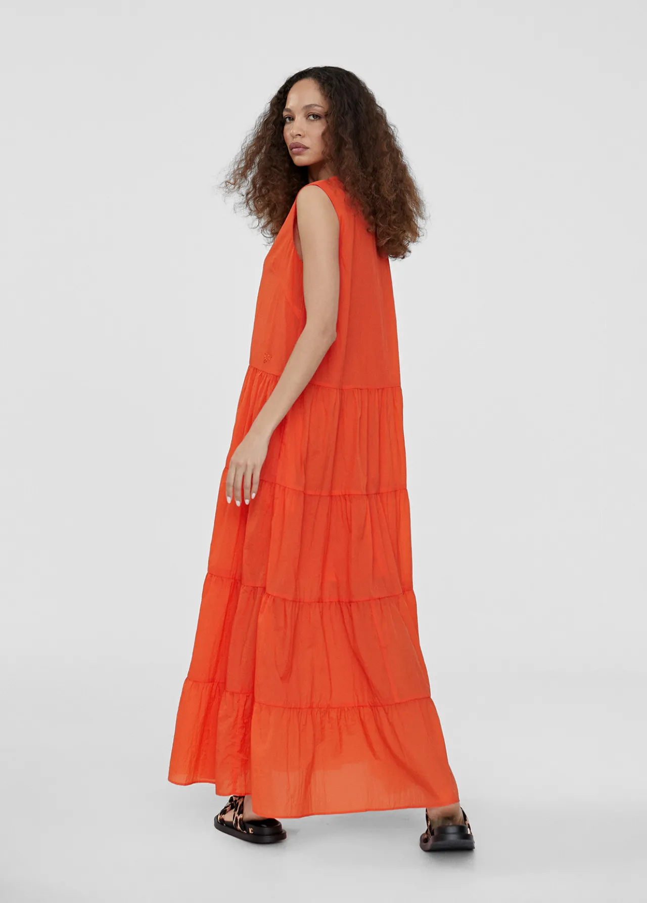 vestido_largo_fluido_1.webp Lola Casademunt Vestidos Y Faldas<Vestido largo fluido CORAL