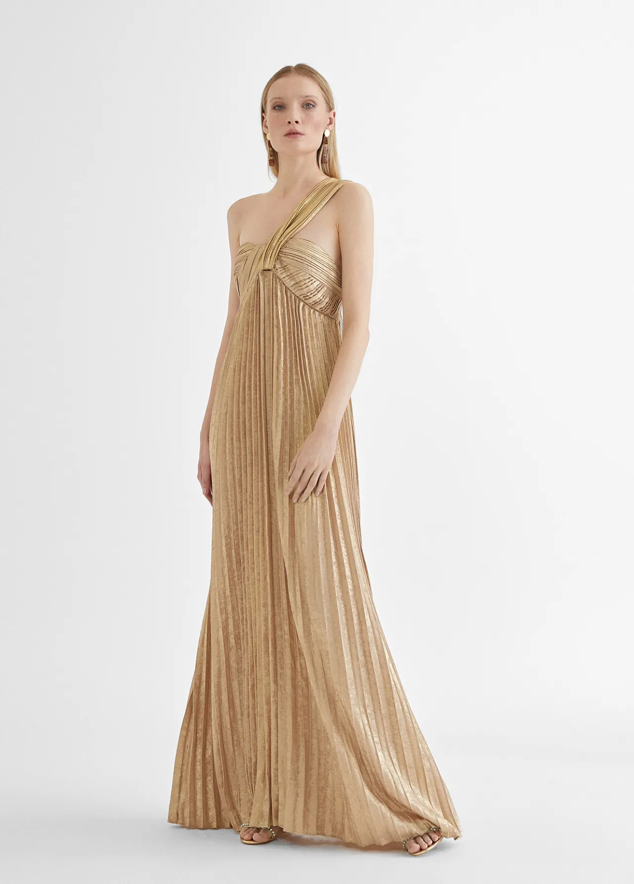 vestido_largo_plisado_tirante_0.webp Lola Casademunt Vestidos Y Faldas<Vestido largo plisado tirante DORADO