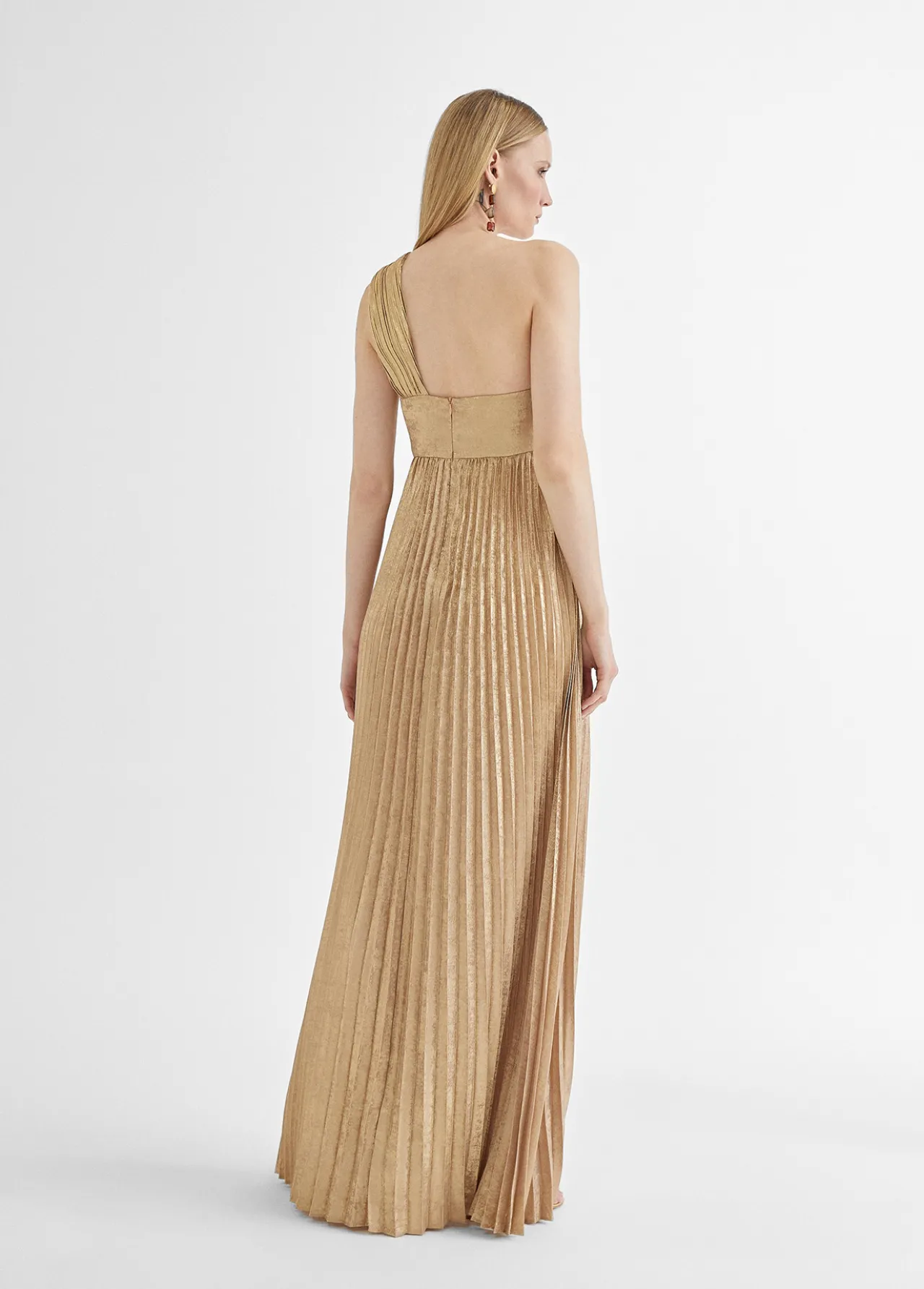 vestido_largo_plisado_tirante_2.webp Lola Casademunt Vestidos Y Faldas<Vestido largo plisado tirante DORADO