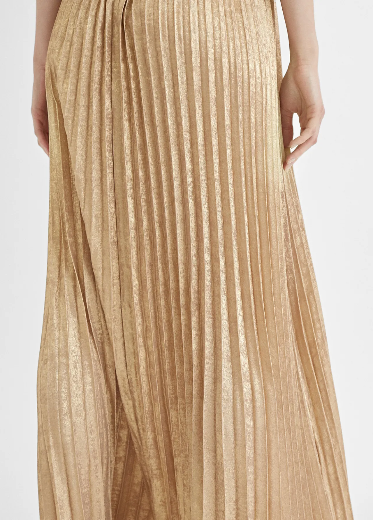 vestido_largo_plisado_tirante_3.webp Lola Casademunt Vestidos Y Faldas<Vestido largo plisado tirante DORADO
