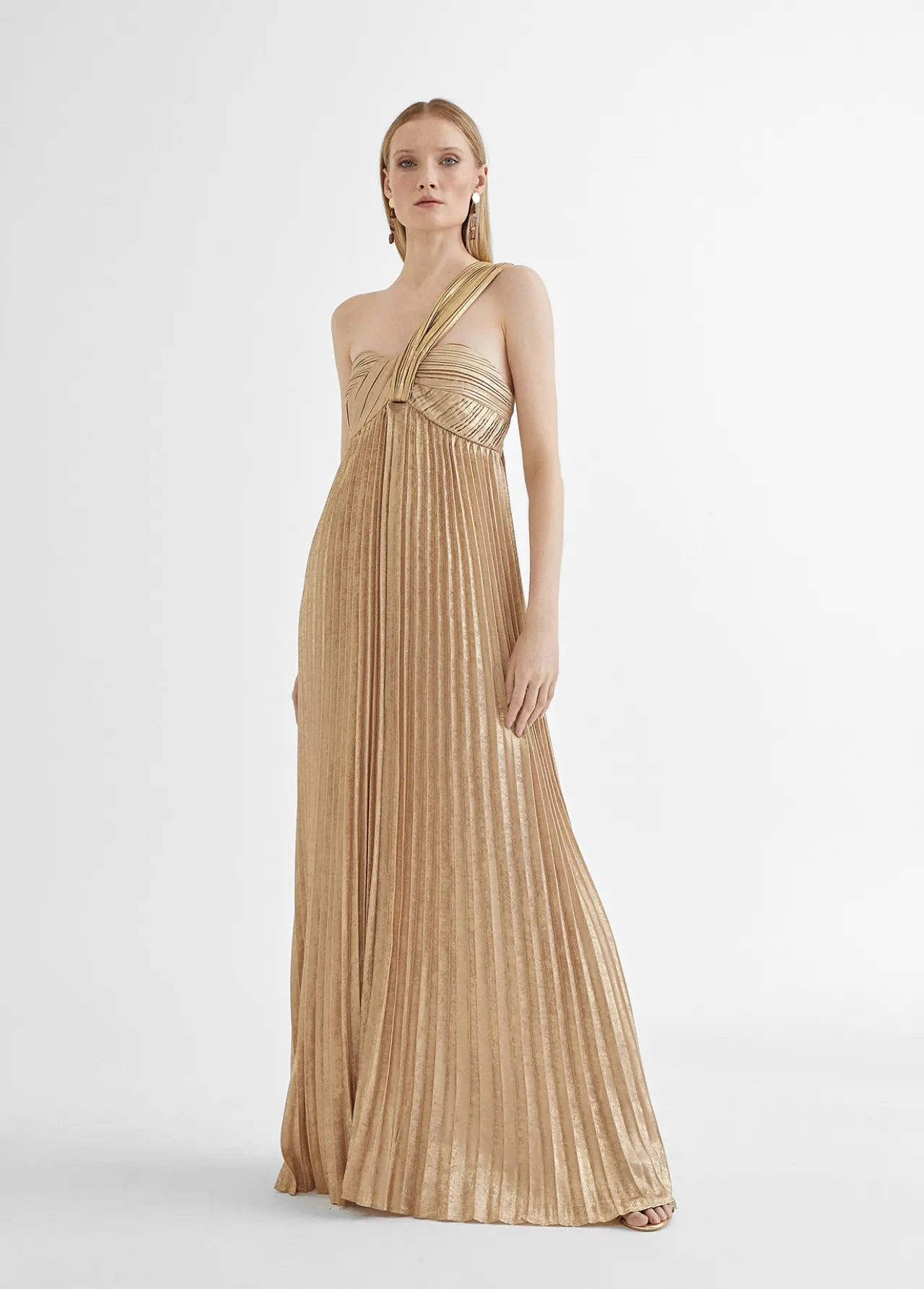 vestido_largo_plisado_tirante_4.webp Lola Casademunt Vestidos Y Faldas<Vestido largo plisado tirante DORADO