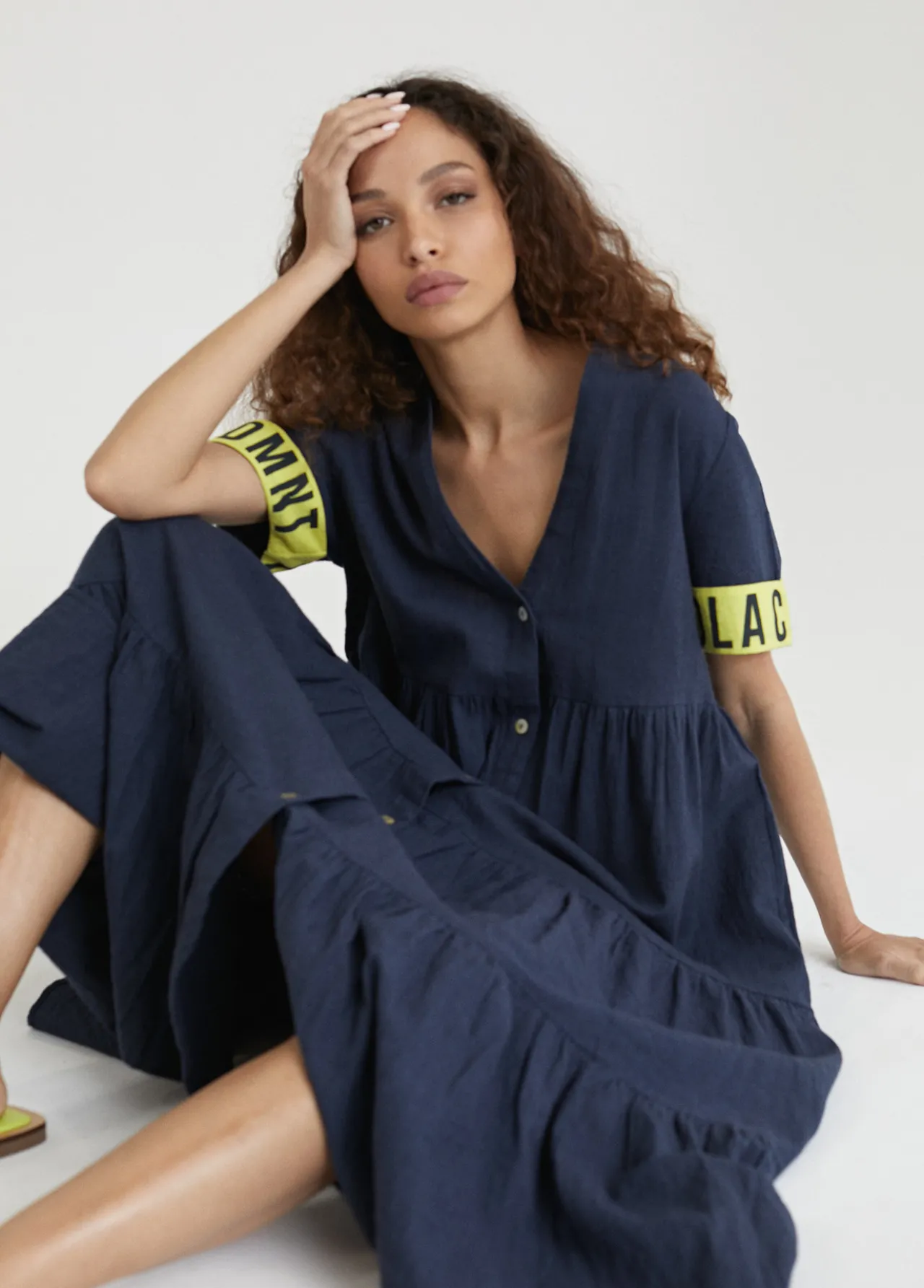 vestido_midi_de_volantes_1.webp Lola Casademunt Vestidos Y Faldas | Baño<Vestido midi de volantes NAVY