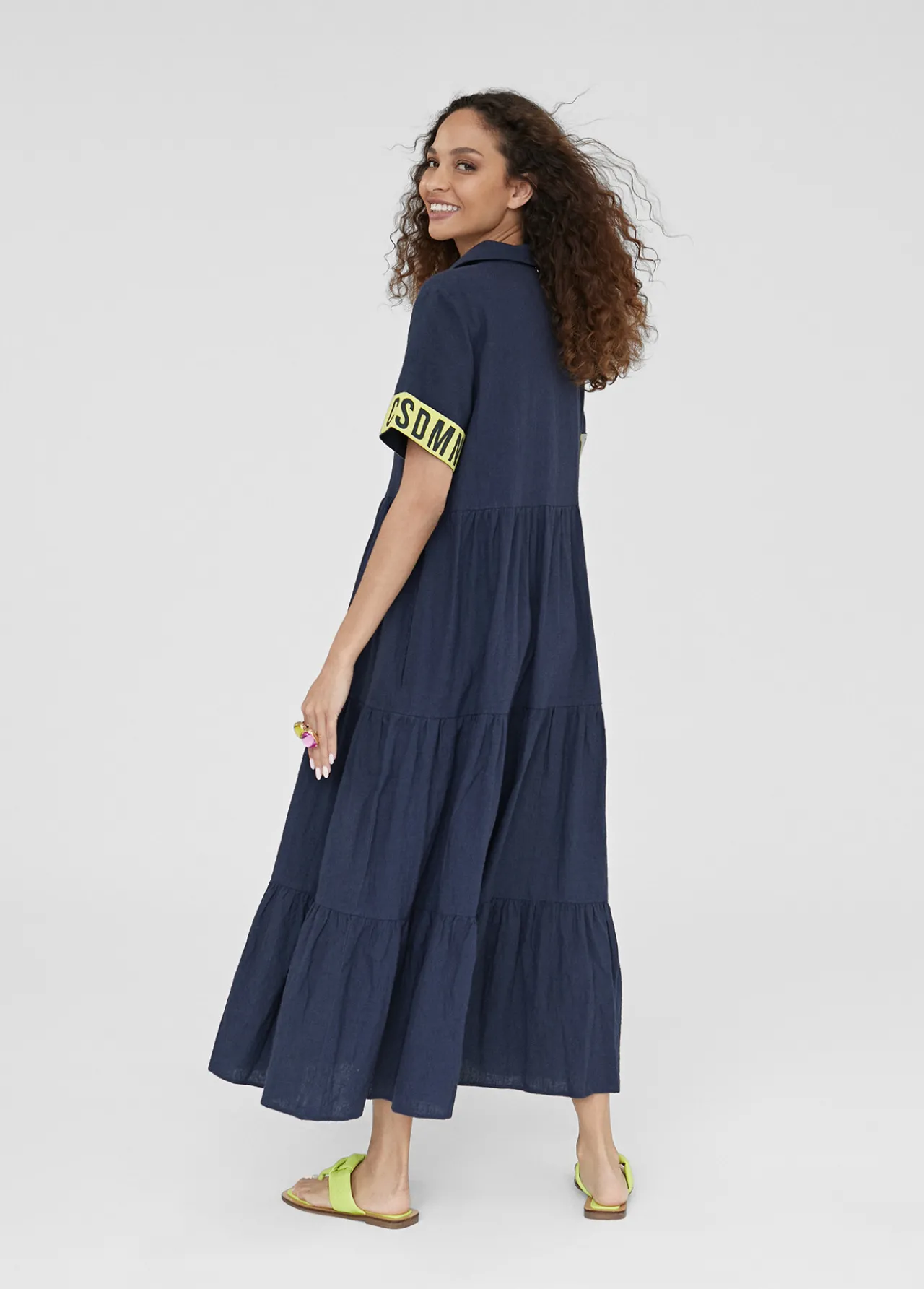 vestido_midi_de_volantes_2.webp Lola Casademunt Vestidos Y Faldas | Baño<Vestido midi de volantes NAVY