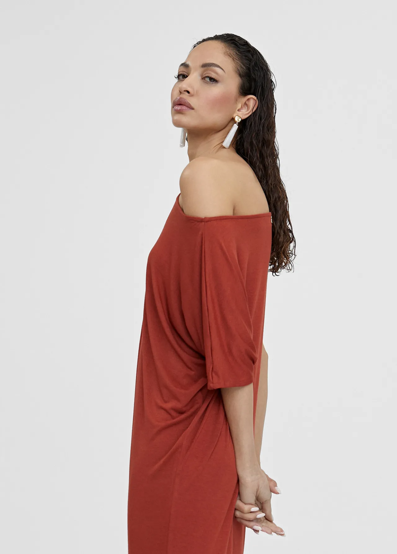 vestido_midi_fruncido_1-1.webp Lola Casademunt Vestidos Y Faldas<Vestido midi fruncido NEGRO