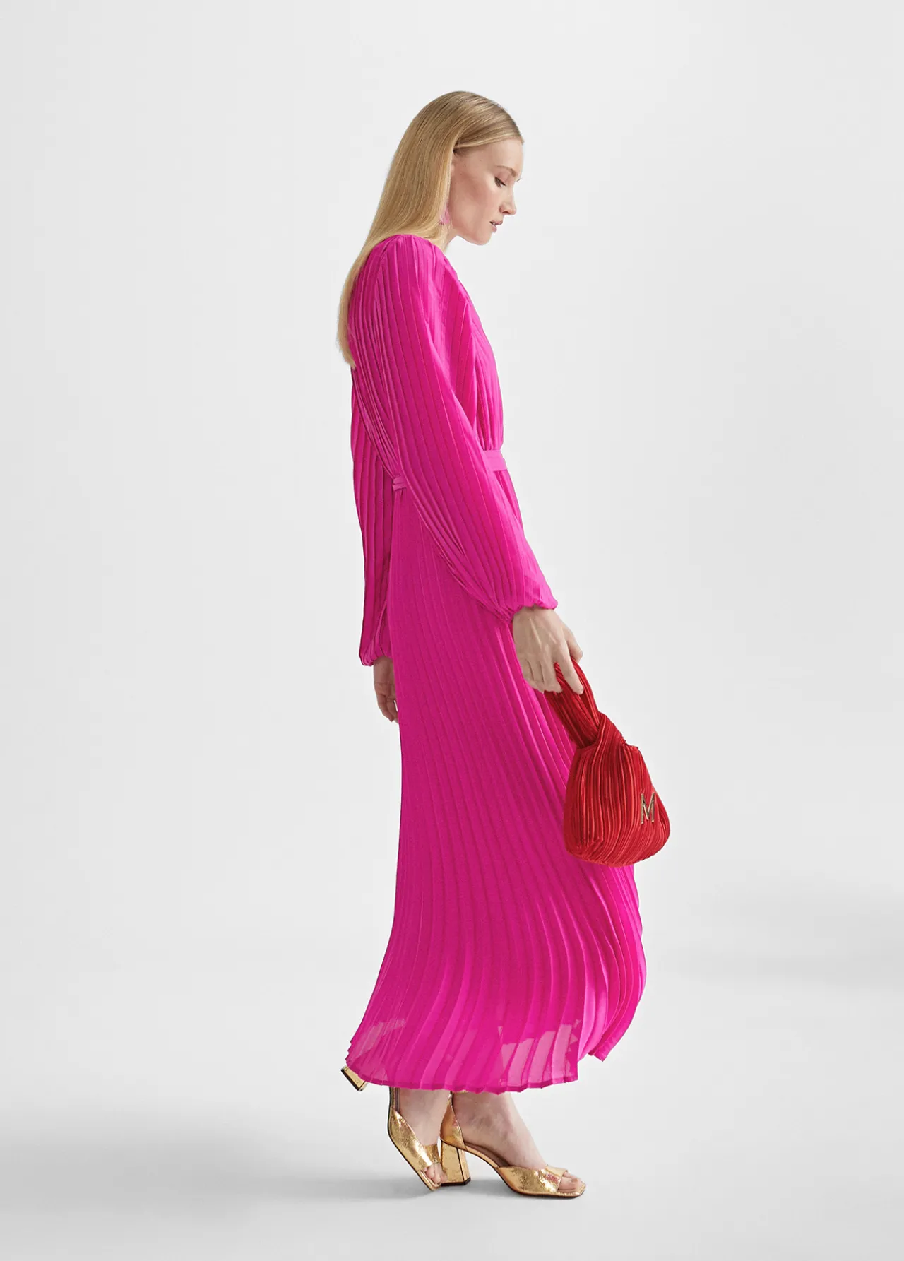 vestido_plisado_con_manga_2.webp Lola Casademunt Vestidos Y Faldas<Vestido plisado con manga FUCSIA