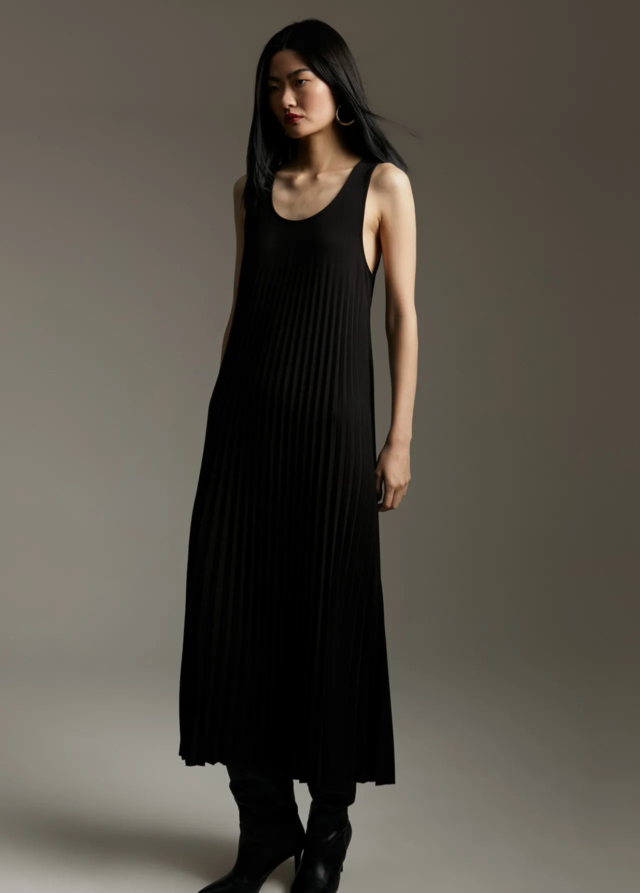 vestido_sin_manga_plisado_4-1.webp Lola Casademunt Vestidos Y Faldas<Vestido sin manga plisado AZULELECTRICO