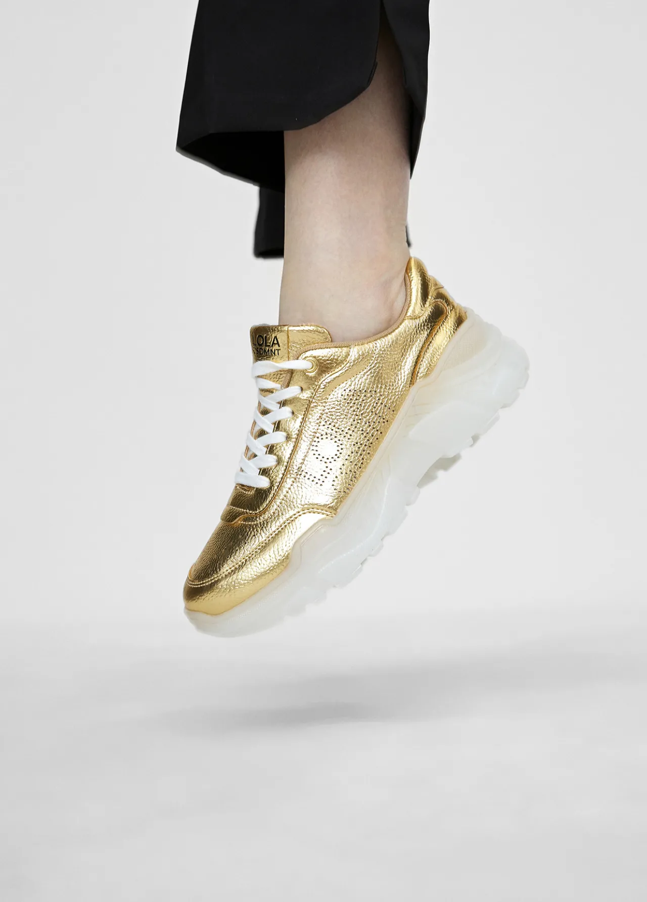 zapatillas_tipo_sneakers_metalizadas_2.webp Lola Casademunt Calzado<Zapatillas tipo sneakers metalizadas DORADO