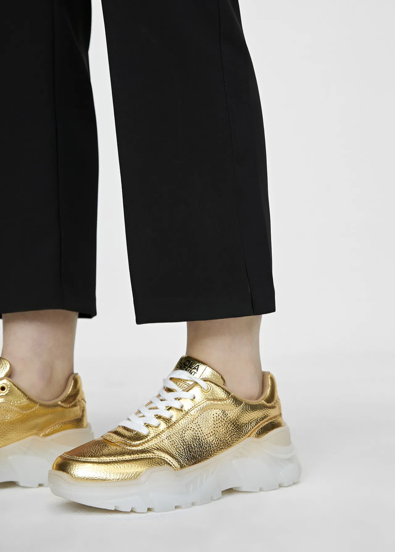 zapatillas_tipo_sneakers_metalizadas_3.webp Lola Casademunt Calzado<Zapatillas tipo sneakers metalizadas DORADO