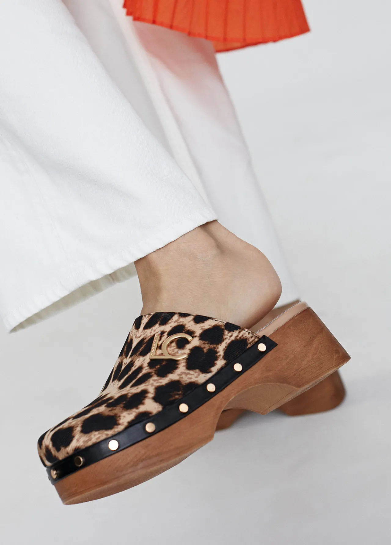 zueco_con_estampado_animal_4.webp Lola Casademunt Calzado<Zueco con estampado animal MARRON-NEGRO