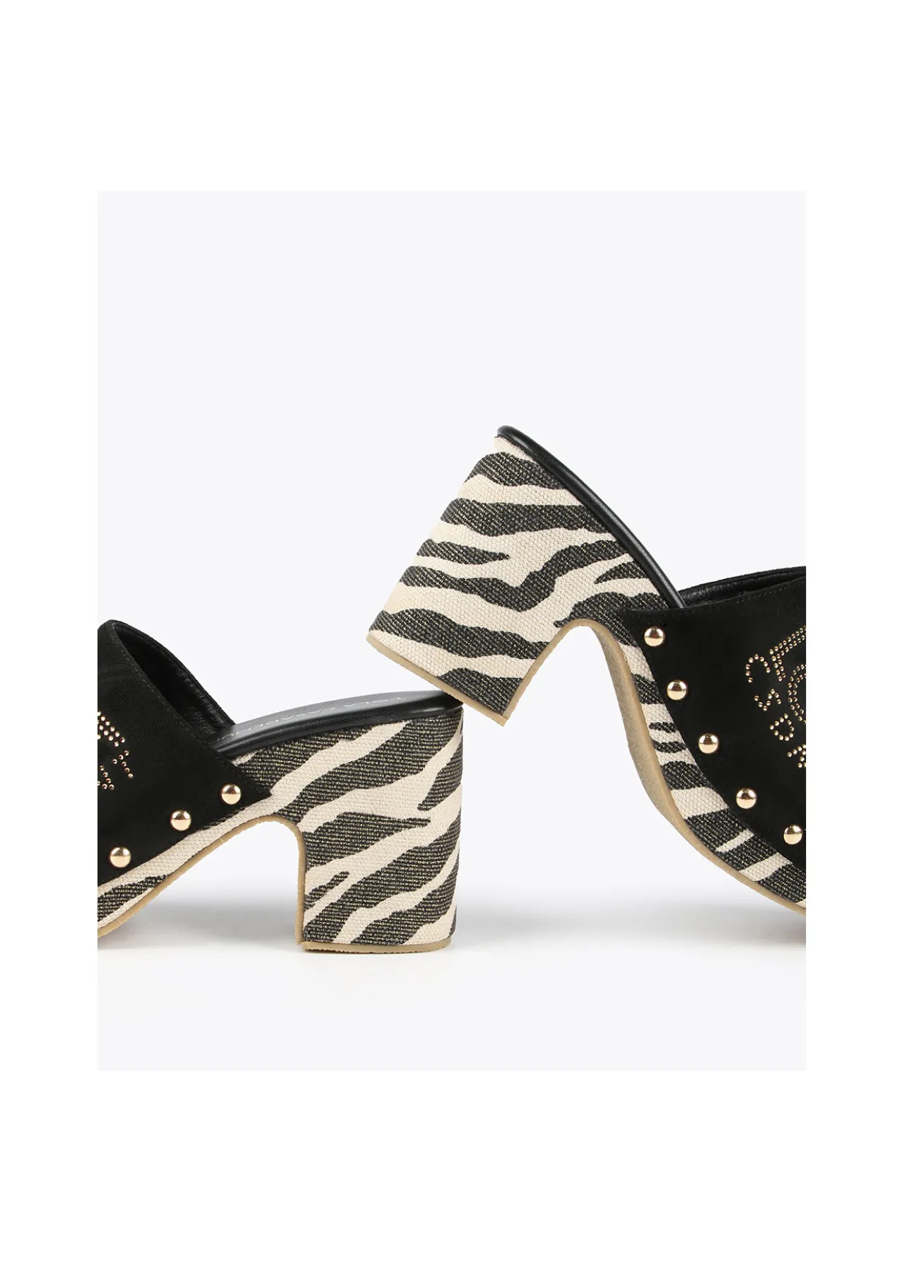 zueco_suela_zebra_y_logo_dorado_3.webp Lola Casademunt Calzado<Zueco suela zebra y logo dorado. NEGRO